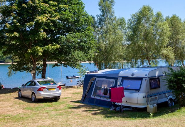 caravane au bord du lac au camping soleil levant en aveyron